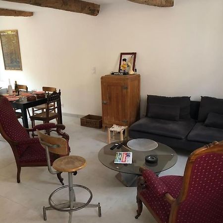Chez Voltaire Maison Typique Et Son Patio Au Coeur De Thuir Exteriör bild